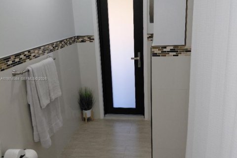 House in Miami, Florida 4 bedrooms, 191.47 sq.m. № 2036020 - photo 23