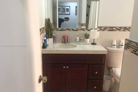 House in Miami, Florida 4 bedrooms, 191.47 sq.m. № 2036020 - photo 22