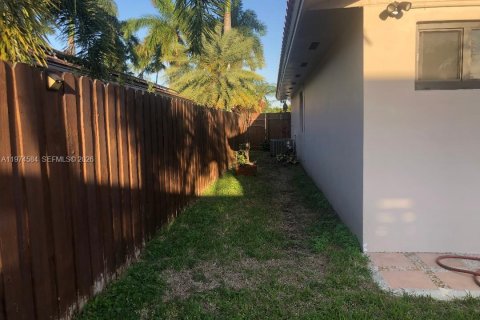 House in Miami, Florida 4 bedrooms, 191.47 sq.m. № 2036020 - photo 11