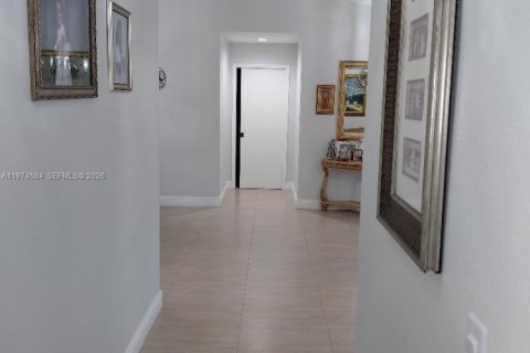 House in Miami, Florida 4 bedrooms, 191.47 sq.m. № 2036020 - photo 14