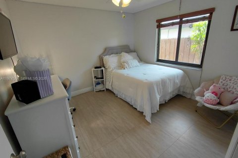 House in Miami, Florida 4 bedrooms, 191.47 sq.m. № 2036020 - photo 21