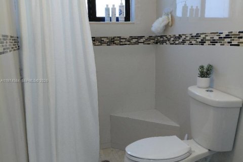 House in Miami, Florida 4 bedrooms, 191.47 sq.m. № 2036020 - photo 18