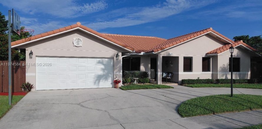 House in Miami, Florida 4 bedrooms, 191.47 sq.m. № 2036020