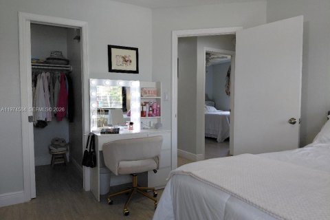 House in Miami, Florida 4 bedrooms, 191.47 sq.m. № 2036020 - photo 20