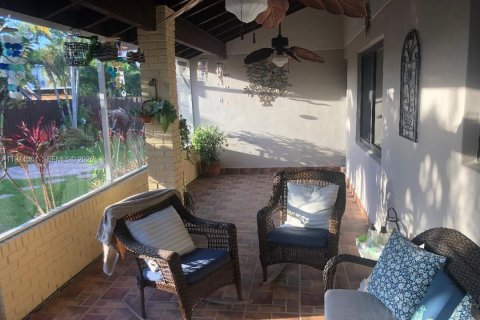 House in Miami, Florida 4 bedrooms, 191.47 sq.m. № 2036020 - photo 9