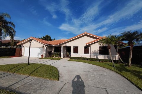House in Miami, Florida 4 bedrooms, 191.47 sq.m. № 2036020 - photo 2