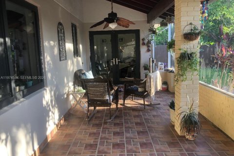 House in Miami, Florida 4 bedrooms, 191.47 sq.m. № 2036020 - photo 8