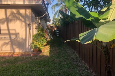 House in Miami, Florida 4 bedrooms, 191.47 sq.m. № 2036020 - photo 12