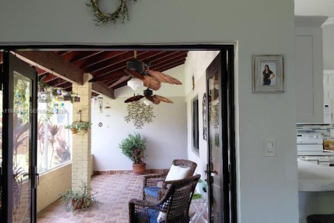 House in Miami, Florida 4 bedrooms, 191.47 sq.m. № 2036020 - photo 7