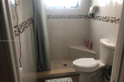 House in Miami, Florida 4 bedrooms, 191.47 sq.m. № 2036020 - photo 17