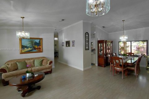 House in Miami, Florida 4 bedrooms, 191.47 sq.m. № 2036020 - photo 3