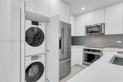 Condo in Miami, Florida, 2 bedrooms  № 1951866 - photo 5