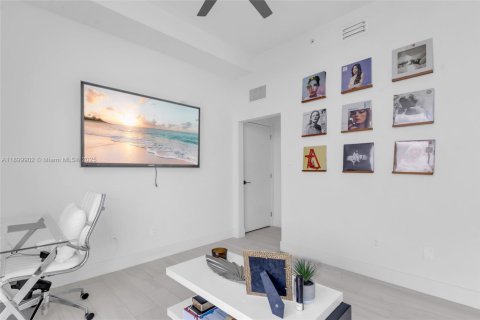 Condo in Miami, Florida, 2 bedrooms  № 1951866 - photo 13