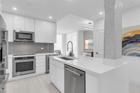 Condo in Miami, Florida, 2 bedrooms  № 1951866 - photo 4