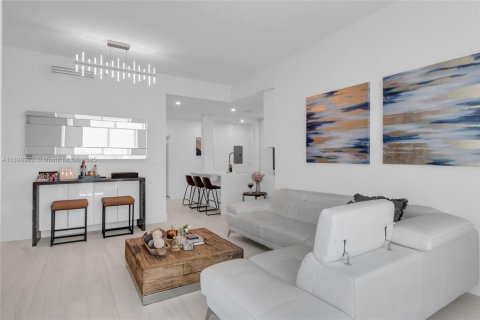 Condo in Miami, Florida, 2 bedrooms  № 1951866 - photo 3