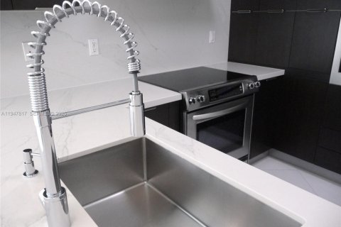 Condo in Sunny Isles Beach, Florida, 3 bedrooms  № 2003912 - photo 17