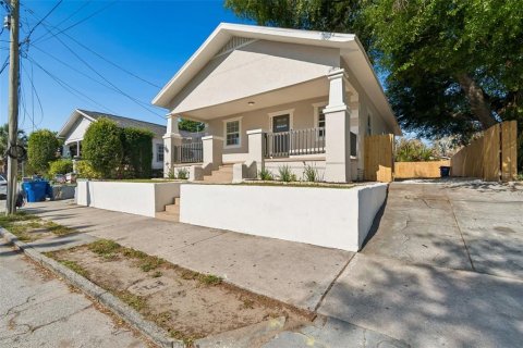 House in Tampa, Florida 3 bedrooms, 107.86 sq.m. № 2092063 - photo 21