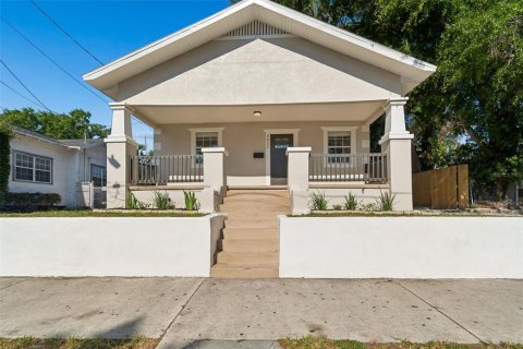 House in Tampa, Florida 3 bedrooms, 107.86 sq.m. № 2092063