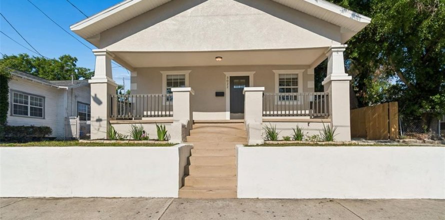 House in Tampa, Florida 3 bedrooms, 107.86 sq.m. № 2092063