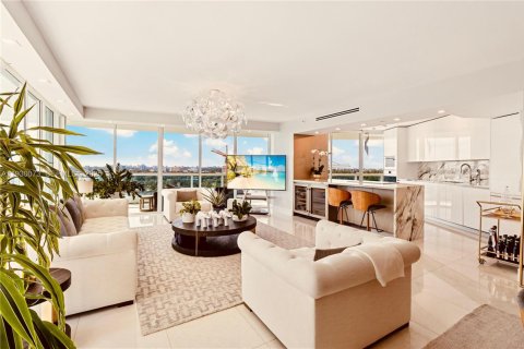 Condo in Miami, Florida, 2 bedrooms № 1988907 - photo 2