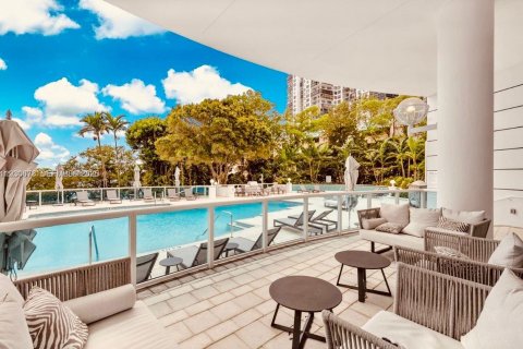 Condo in Miami, Florida, 2 bedrooms № 1988907 - photo 16