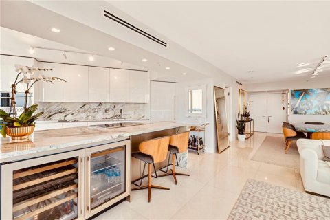 Condo in Miami, Florida, 2 bedrooms № 1988907 - photo 10