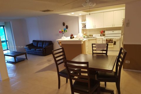 Condo in Lauderhill, Florida, 1 bedroom  № 1731132 - photo 6