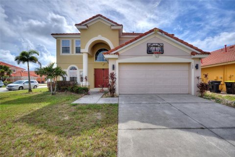 House in Davenport, Florida 5 bedrooms № 1855232 - photo 1