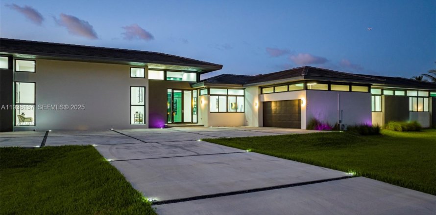 Casa en Plantation, Florida 8 dormitorios, 485.97 m2 № 1994447