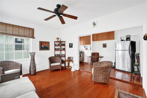 Condo in Miami Beach, Florida, 2 bedrooms  № 2001003 - photo 27