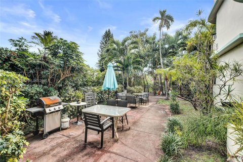 Condo in Miami Beach, Florida, 2 bedrooms  № 2001003 - photo 10