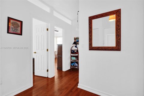 Condo in Miami Beach, Florida, 2 bedrooms  № 2001003 - photo 4