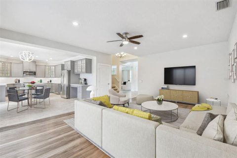 House in Tampa, Florida 5 bedrooms, 322.74 sq.m. № 1885284 - photo 5