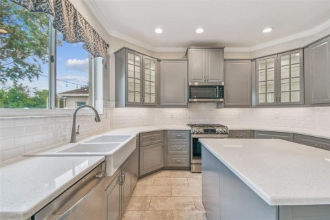 House in Tampa, Florida 5 bedrooms, 322.74 sq.m. № 1885284 - photo 11