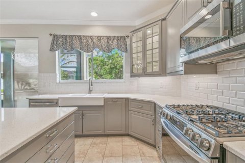 House in Tampa, Florida 5 bedrooms, 322.74 sq.m. № 1885284 - photo 8