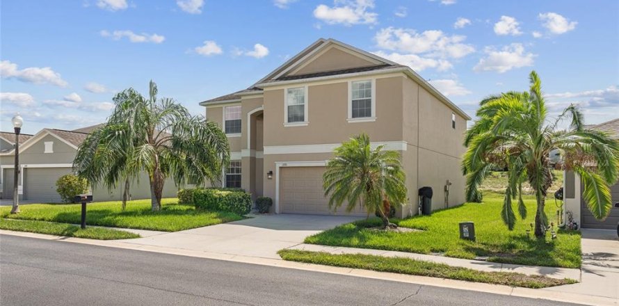 House in Davenport, Florida 5 bedrooms, 286.05 sq.m. № 1905930