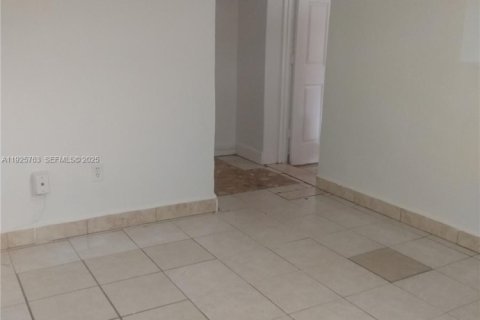 Снять в аренду виллу или дом в Майами, Флорида 1 спальня, 41.81м2, № 1986504 - фото 4