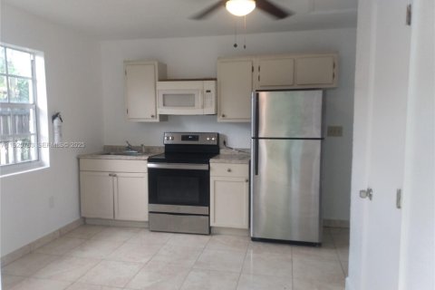 Снять в аренду виллу или дом в Майами, Флорида 1 спальня, 41.81м2, № 1986504 - фото 1