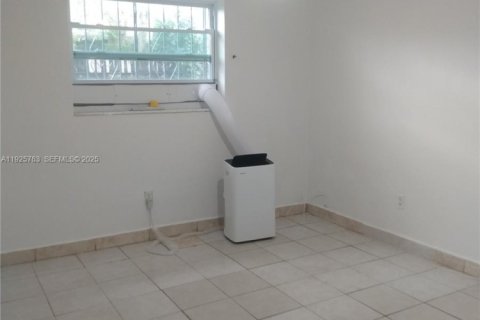 Снять в аренду виллу или дом в Майами, Флорида 1 спальня, 41.81м2, № 1986504 - фото 3