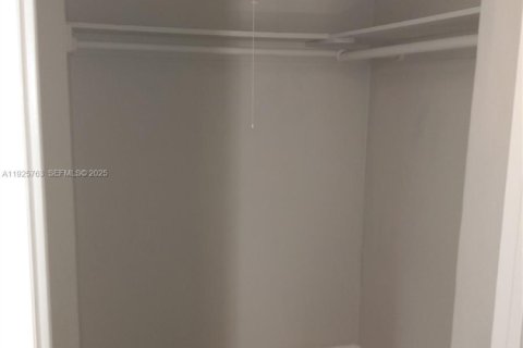 Снять в аренду виллу или дом в Майами, Флорида 1 спальня, 41.81м2, № 1986504 - фото 5