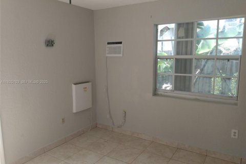 Снять в аренду виллу или дом в Майами, Флорида 1 спальня, 41.81м2, № 1986504 - фото 2