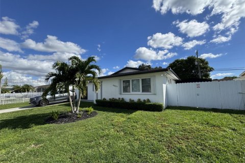 House in Miami, Florida 3 bedrooms, 119.84 sq.m. № 1949912 - photo 2
