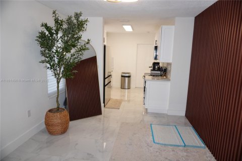House in Miami, Florida 3 bedrooms, 119.84 sq.m. № 1949912 - photo 16