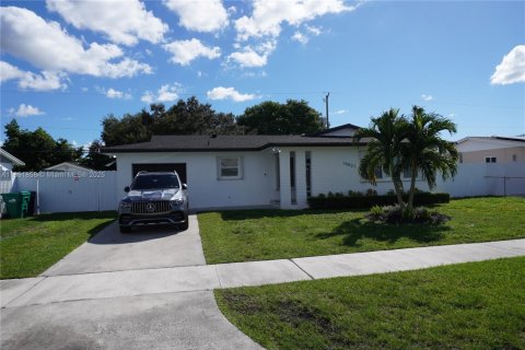 House in Miami, Florida 3 bedrooms, 119.84 sq.m. № 1949912 - photo 1