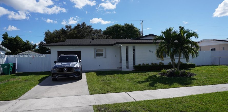 House in Miami, Florida 3 bedrooms, 119.84 sq.m. № 1949912