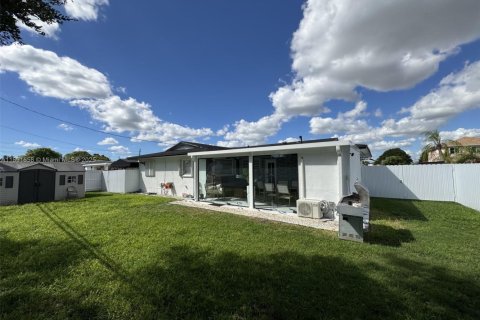 House in Miami, Florida 3 bedrooms, 119.84 sq.m. № 1949912 - photo 6