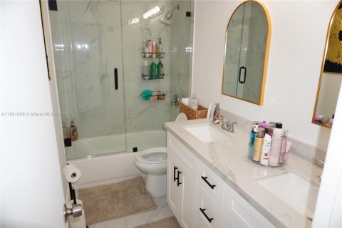 House in Miami, Florida 3 bedrooms, 119.84 sq.m. № 1949912 - photo 10
