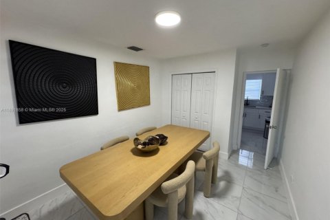 House in Miami, Florida 3 bedrooms, 119.84 sq.m. № 1949912 - photo 17