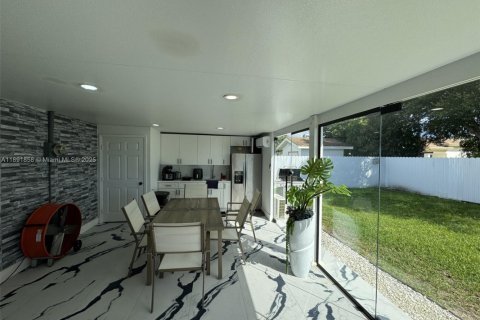 House in Miami, Florida 3 bedrooms, 119.84 sq.m. № 1949912 - photo 4