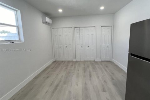 House in Miami, Florida 3 bedrooms, 119.84 sq.m. № 1949912 - photo 14